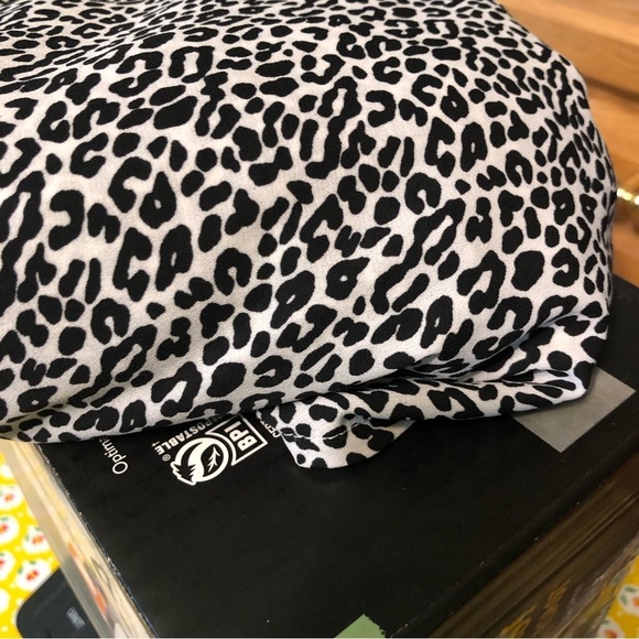 Torrid White Black Leopard Print Lightweight Sheer Long Sleeve Top Womens Size 2 - Picture 8 of 11